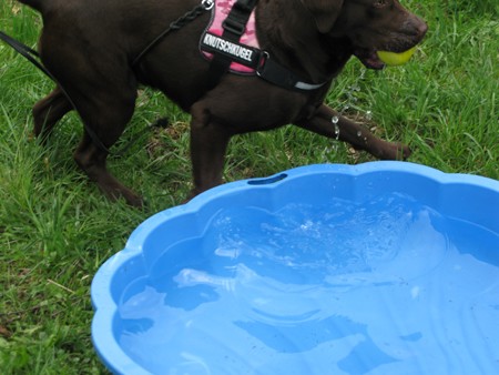 Hannah beim Wasserbecken IMG_6245